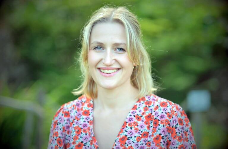 Anna Lange Moi, førsteforfatter og stipendiat i SpedAims, advarer om mulige konsekvenser av å fokusere for mye på kun ofrene i mobbesaker. — Dette kan være problematisk fordi problemene ofte kan vedvare i klassemiljøene selv om skolen klarer å stoppe mobbingen, sier hun. Foto: Kristin Vestrheim Cranner, UiS.