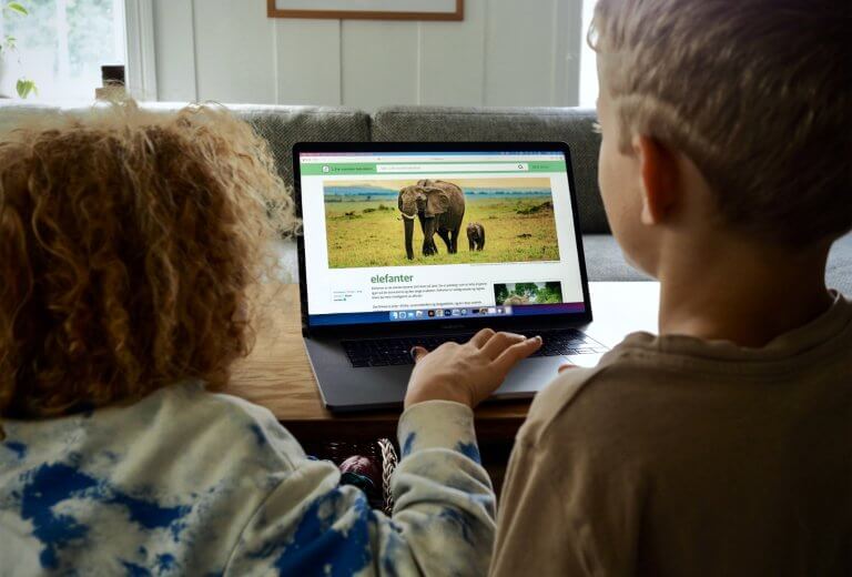Barn leser om elefant på Lille norske leksikon Mari Fjeldberg Store norske leksikon