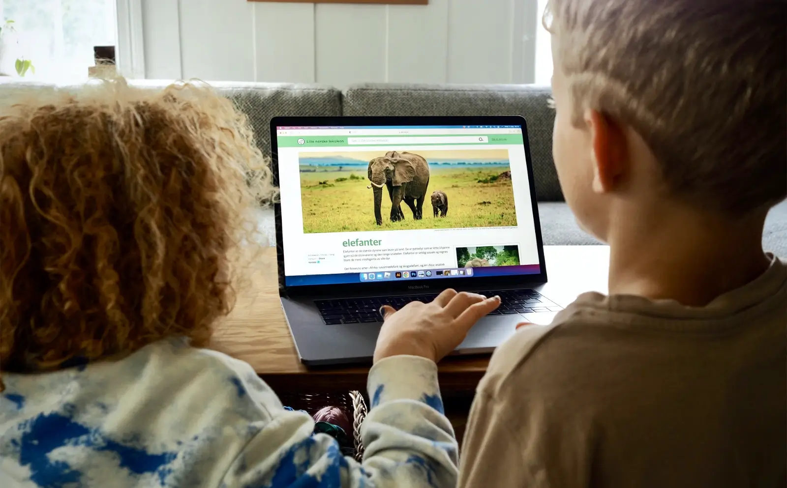 Barn leser om elefant på Lille norske leksikon