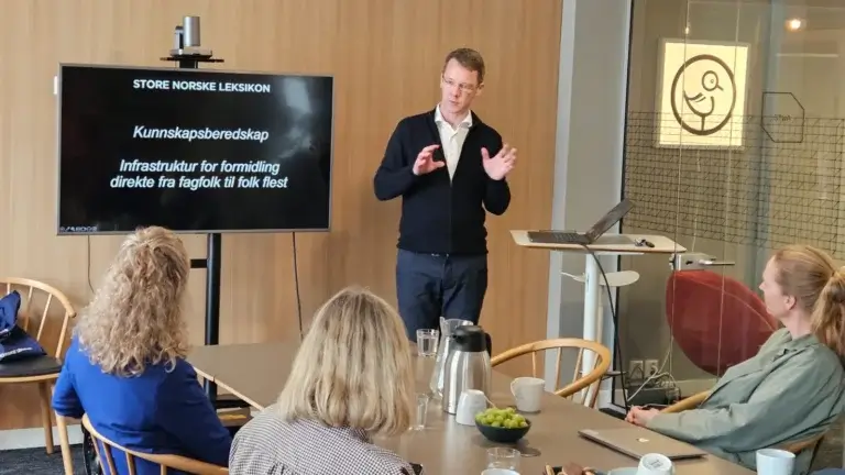 digitaliseringsminister karianne tung besokte store norske leksikon for a hore om redaksjonens bekymring rundt feilinformasjon fra ki tjenester vebjorn granum kjersheim store norske leksikon