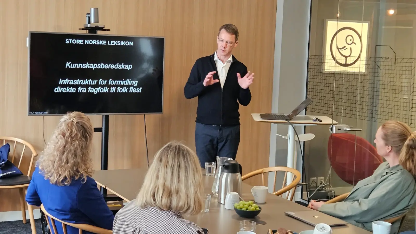 digitaliseringsminister karianne tung besokte store norske leksikon for a hore om redaksjonens bekymring rundt feilinformasjon fra ki tjenester vebjorn granum kjersheim store norske leksikon