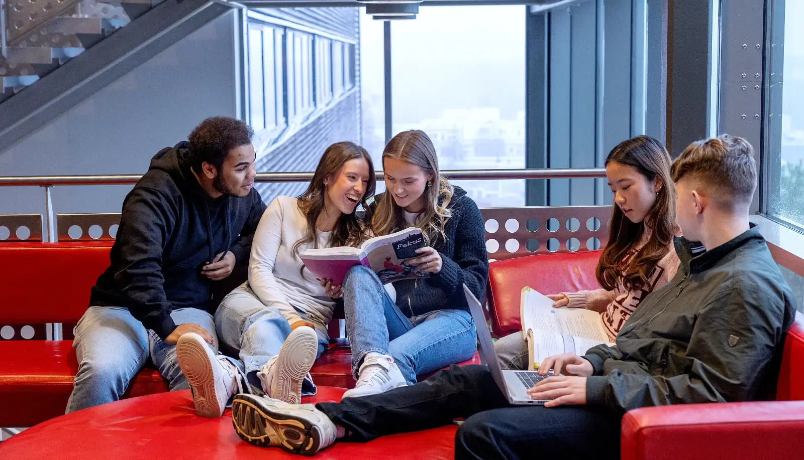 elever ved olsvikasen videregaende skole i bergen i 2023. foto silje katrine robinson