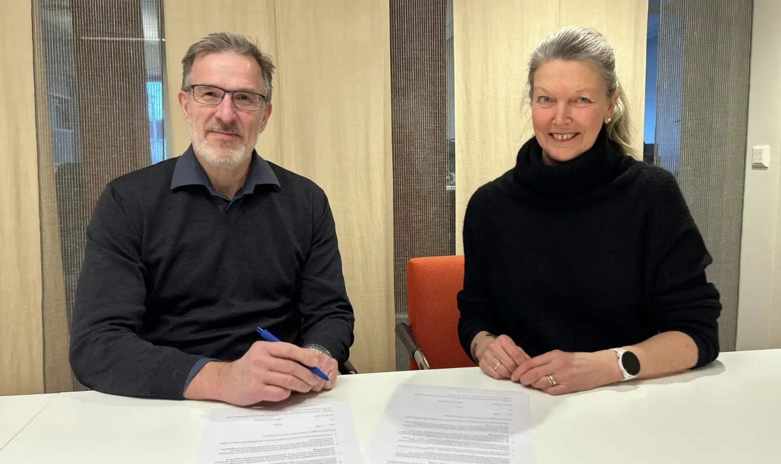 Fra venstre: Spesialrådgiver Karsten K. Langfeldt fra KS og administrerende direktør Hege Munch Gundersen i Kopinor signerer protokollen. Kopinor - Silje Tretvoll