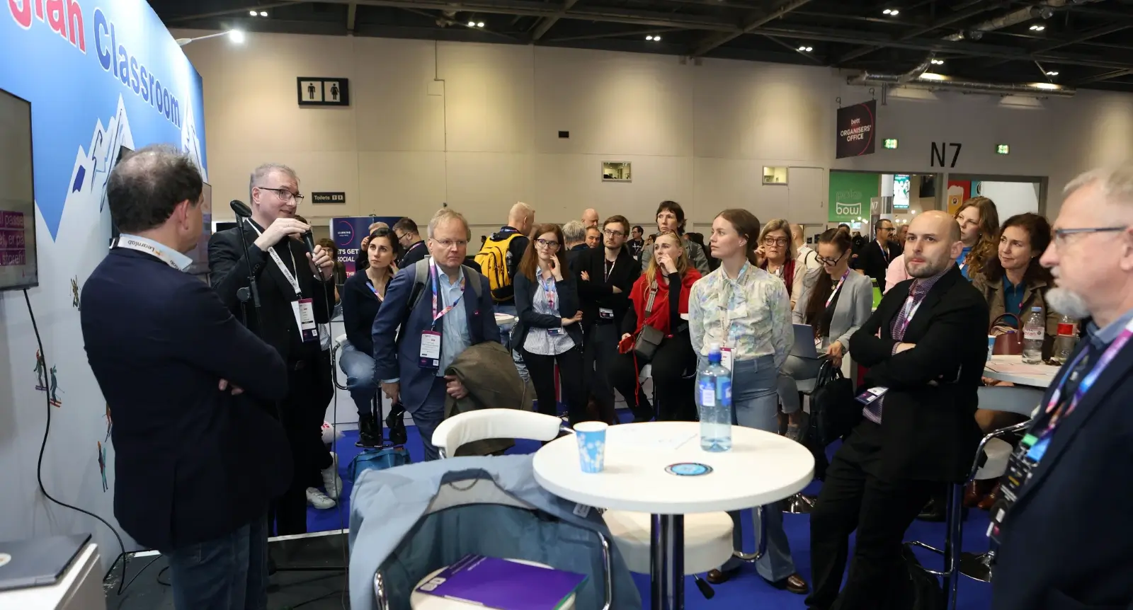 Forklarar gjerne Han er internasjonal salsansvarleg i selskapet og har stadig meir å henga fingrane i. Her forklarar Yngve Lindvig det geniale med løysingane til Learnlab.