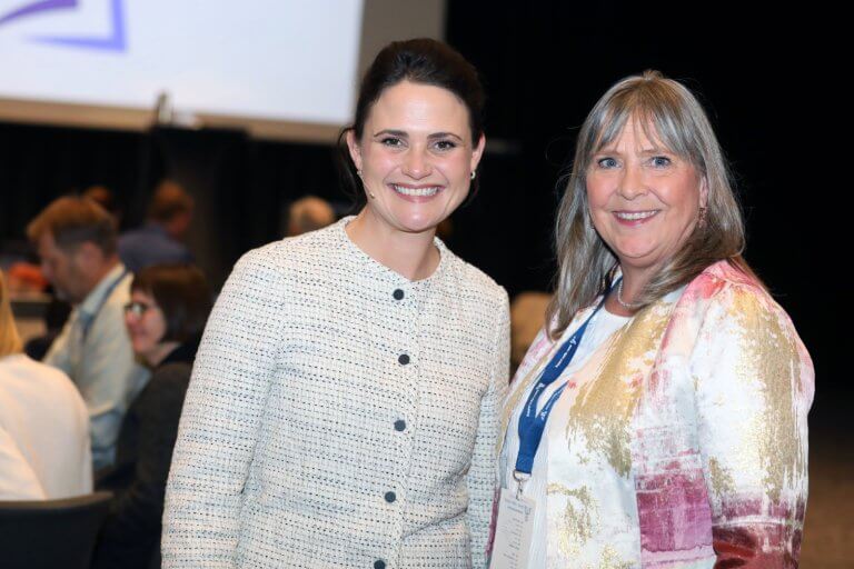 Kunnskapsministeren, Kari Nessa Nordtun, sammen med Irene Tangstad Andersen på en konferanse i 2023.