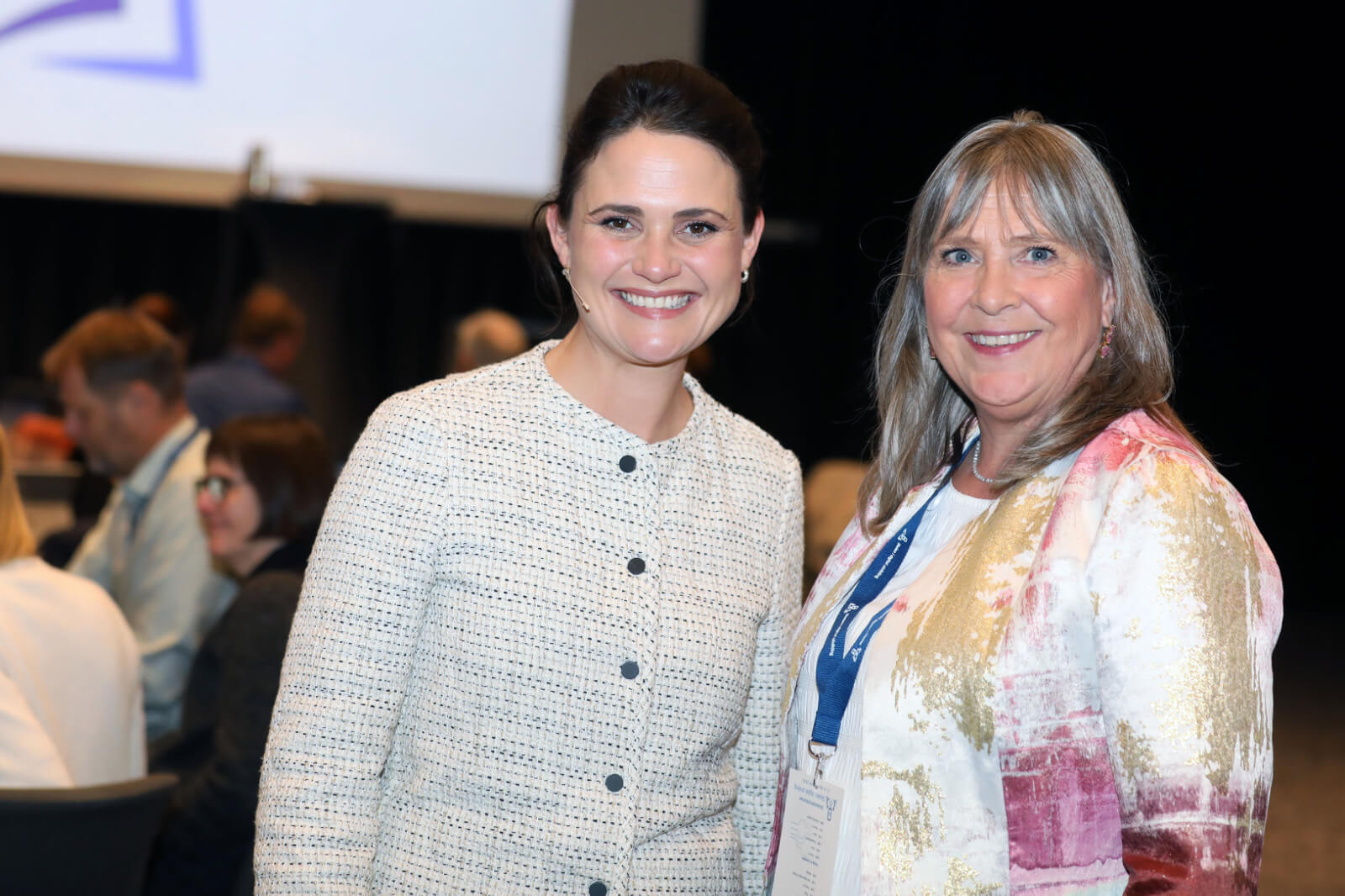 Kunnskapsministeren, Kari Nessa Nordtun, sammen med Irene Tangstad Andersen på en konferanse i 2023.