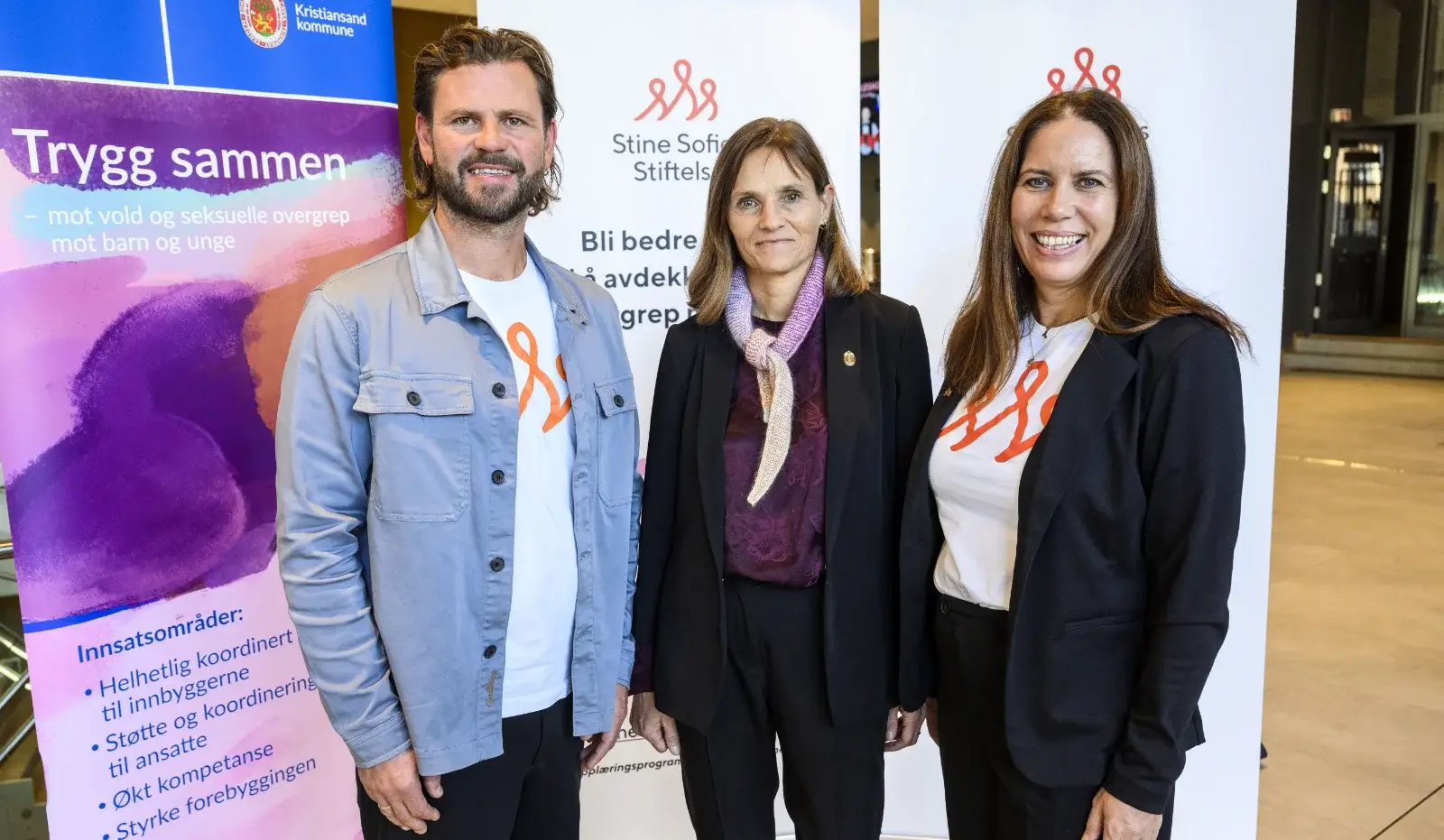 Alle ansatte ved skolene i Kristiansand kommune får lik opplæring i avdekking av vold. fv Knut Katerås, Kristin Eidet Robstad og Aleksandra Skogsfjord Stine Sofies Stiftelse Stine Sofies Stiftelse