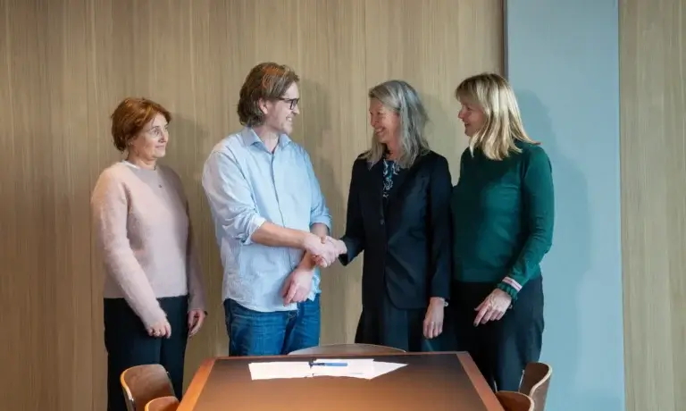 Fra venstre: Pernille Arneberg Børset, forhanslingsleder i Mediebedriftenes Landsforening, Trond Myklebust, fungerende Nasjonalbibliotekar, Hege Munch Gundersen, administrerende direktør for Kopinor og Randi S. Øgrey, administrerende direktør for Mediebedriftenes Landsforening. Foto: Gorm K. Gaare/Nasjonalbiblioteket