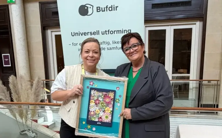 Lille norske leksikon mottar Brukeropplevelsesprisen 2026. Kristine Magnesen, redaktør i Lille norske leksikon (t.v.) og Marit Ursin, direktør for IT og informasjonssikkerhet i Bufdir (t.h.). Bufdir