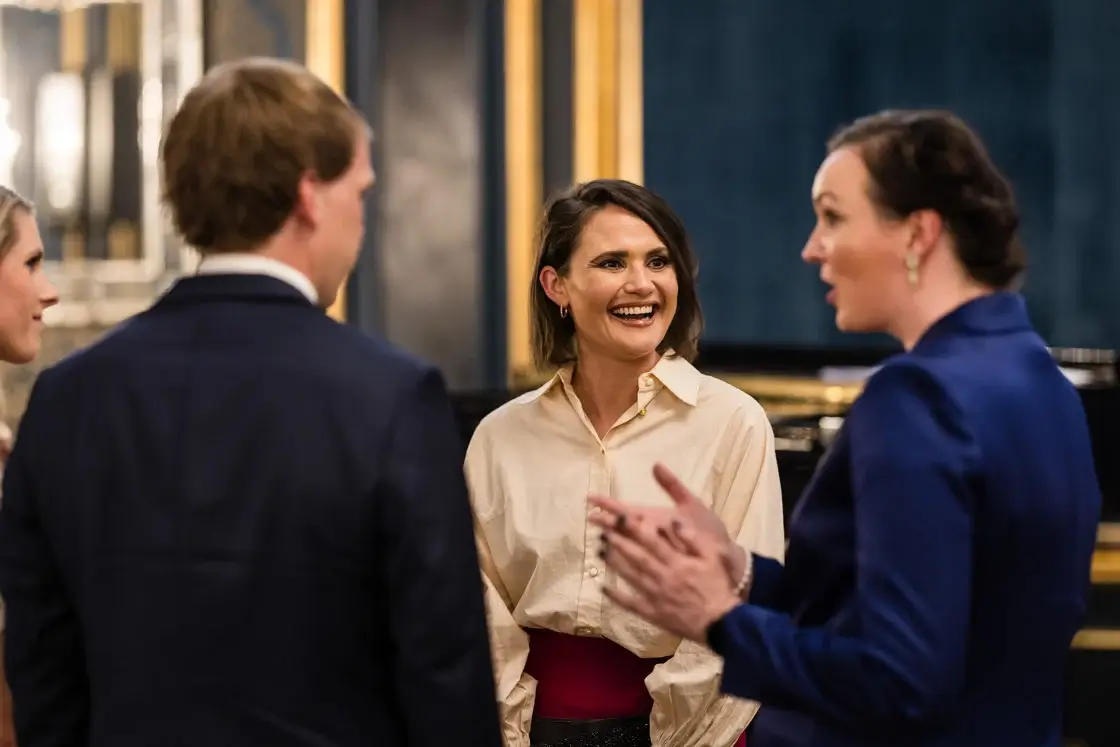 Kunnskapsministeren Kari Nessa Nordtun (AP) i prat med Marte Blikstad-Balas under DNVAs årsmøte i mai. Foto: Thomas B Eckhoff / DNVA