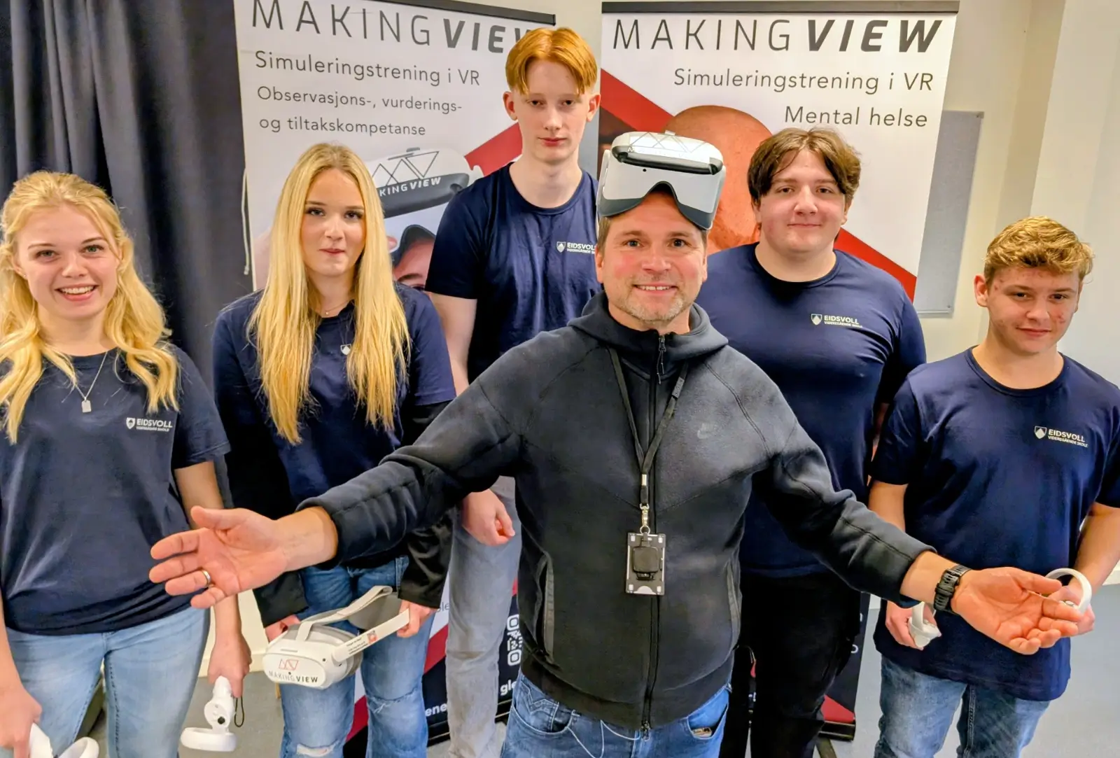 Satser på velferdsteknologi i videregående skole FIN GJENG: Lærer Ronny Matsson har stått i spissen for VR-satsingen ved Eidsvoll videregående skole. Her sammen med elevene Mariell Helene Tidem, Marie B. Asphaug Andsjøen, Olve Røkkum-Johnsen, Jarl Borgar Vigstad og Oliver Sandholdt, som alle er aktive i skolens VR-gruppe. De sprer kunnskap om velferdsteknologi til andre skoler og kommunehelsetjenester. Lise Askvik