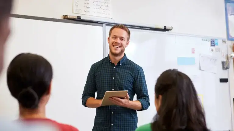 laerer snakker til elever i klasserom