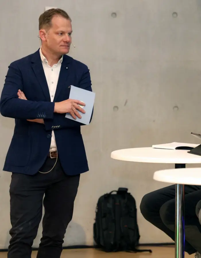 Eksamen og vurdering får for mye oppmerksomhet i Udir Morten Rosenkvist og resten av Udir er blir evaluert. Her etterlyses det blant annet klarere ledelse av prioriteringer i Udir. Bildet er fra NKUL å vår, der Rosenkvist var møteleder. Foto. Vidar Alfarnes, SkoleMagasinet.