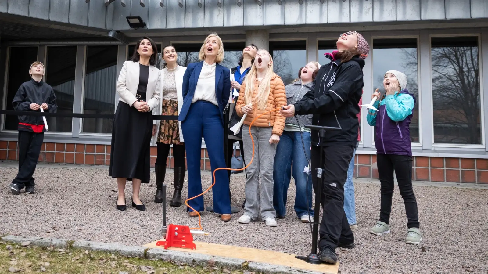 papir raketten flyr mange meter opp i luften til stor begeistring fra bade voksne og barn foto kunnskapsdepartementet