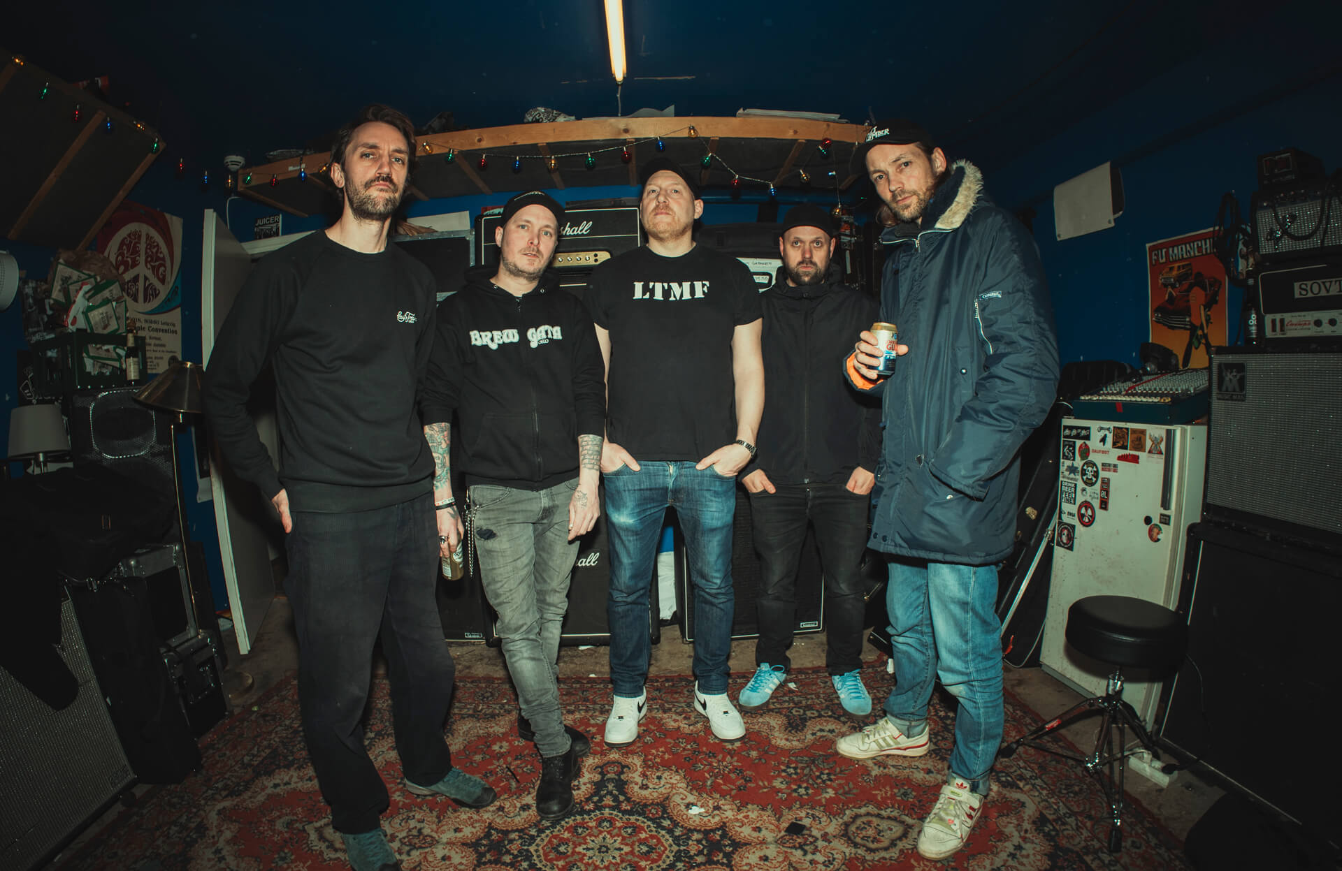 Bandet består i dag av én parkeringsvakt, én bartender, én snekker, én lokfører og én lagerarbeider. – Jeg vurderte aldri å ta en utdanning eller noe. Jeg tenkte jo at jeg skulle stå med en hammer eller pigge eller et eller annet når jeg ble ferdig med skolen uansett, forteller bassist Kim Skaug.   Foto: Jonas K. Riise