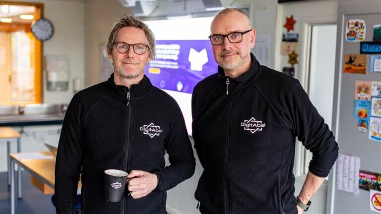 realfagslererne andreas haaland og niclas roos ved verket skole i moss star bak undervisningsplattformen digitabel fotograf hallvard mork tvete
