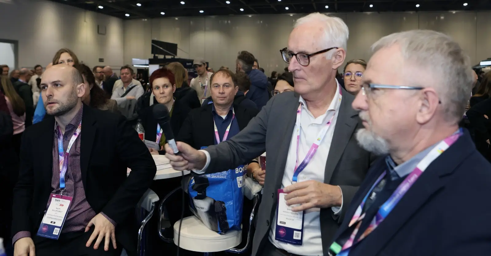 Tysk publikum Sjefen i Learnlab, Yngve Lindvig svarar opp svært så engasjerte og interesserte tilhøyrarar frå fire ulike tyske delstatar. Pluss eit par, tre stiftingar som ønskjer å få fart på det tyske utdanningssystemet.