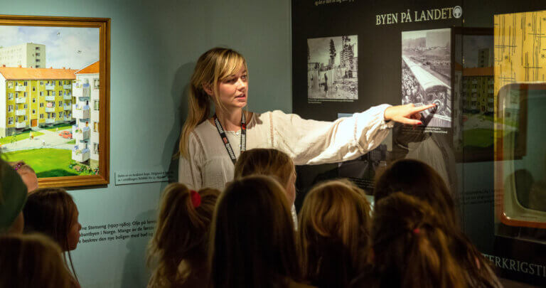 Museumspedagog Line R. Wikan forteller elevene hvordan det var å være barn i Oslo for 100 år siden.