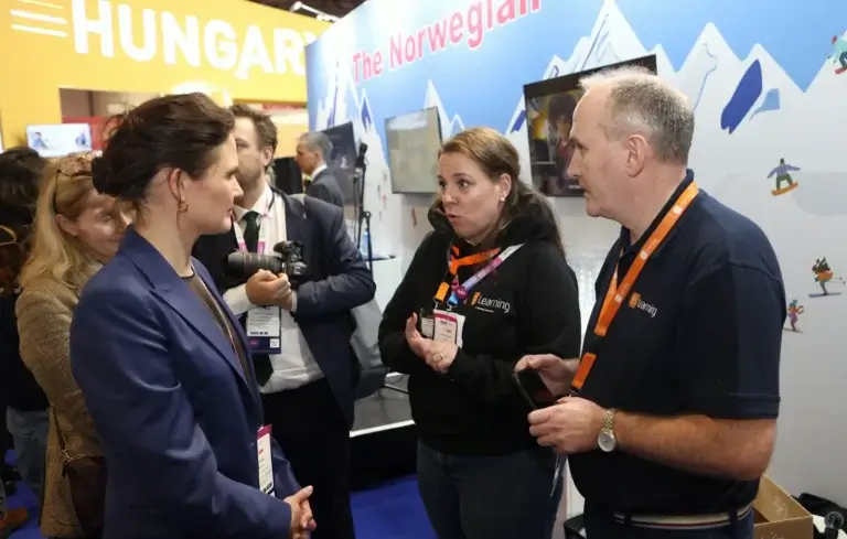 Arkiv foto, her er Kunnskapsministeren på besøk på Its learning sin stand på BETT i vinter. Helge Hognestad og Beathe Kathrine Moe diskuter med ministeren.
