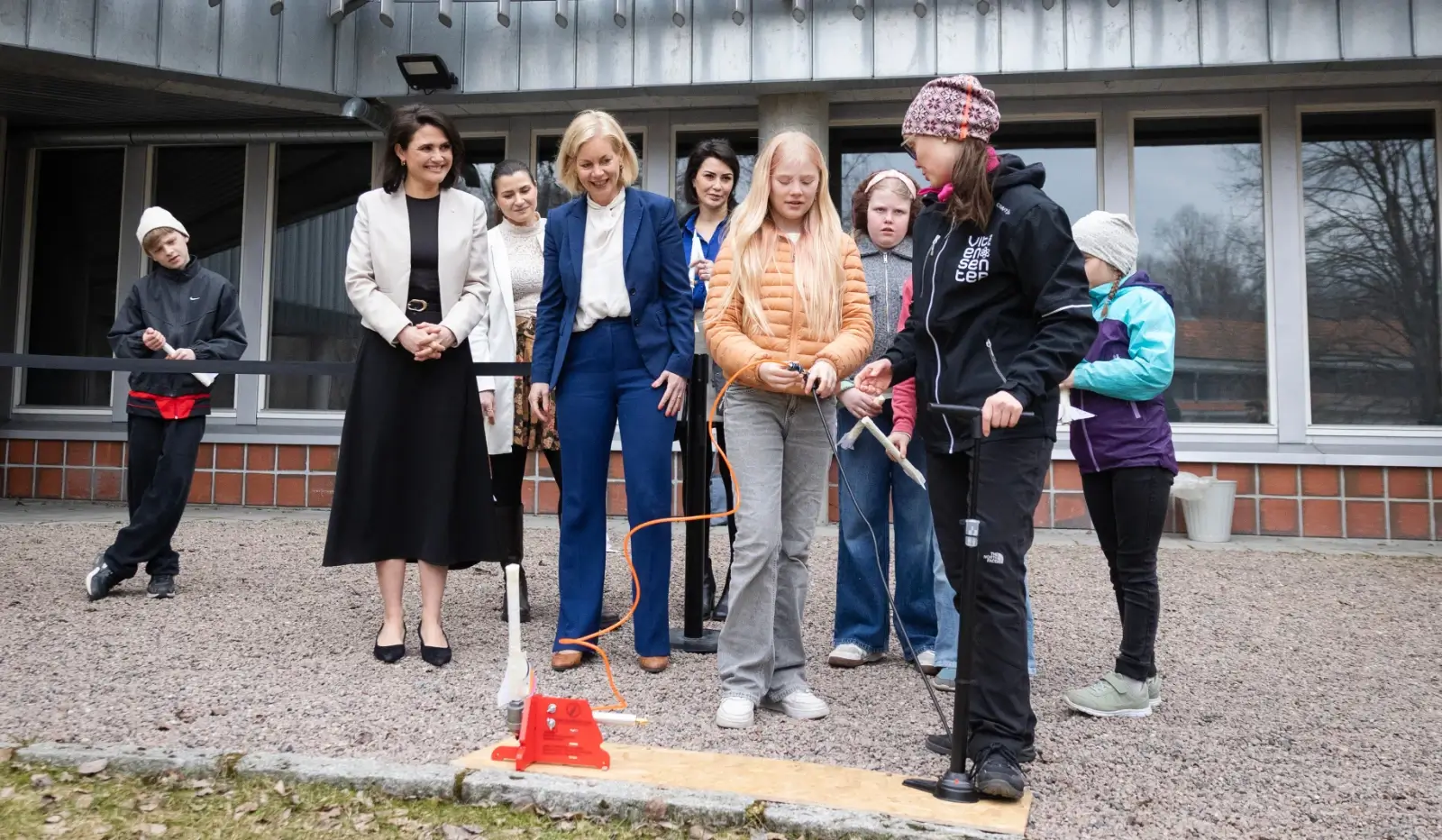 statsradene fikk vere med da elever laget papir raketter under teknas realfagsdager pa teknisk museum foto kunnskapsdepartementet