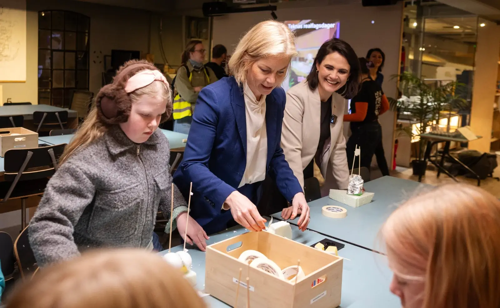 statsradene med elever å lagde bater til bolgebasseng under teknas realfagsdager på teknisk museum denne uken foto kunnskapdepartementet