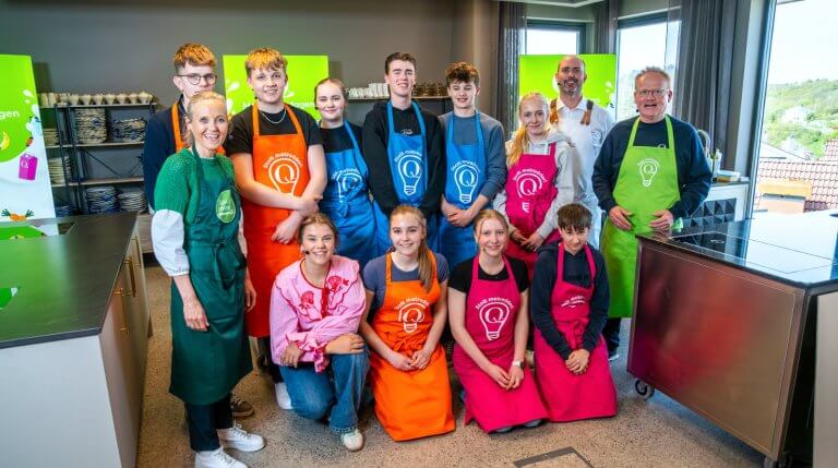 Team Radøy i oransje, team Skjevik i blått og team Austevoll i rosa sammen med jurymedlemmer og programleder Hermine Oen.