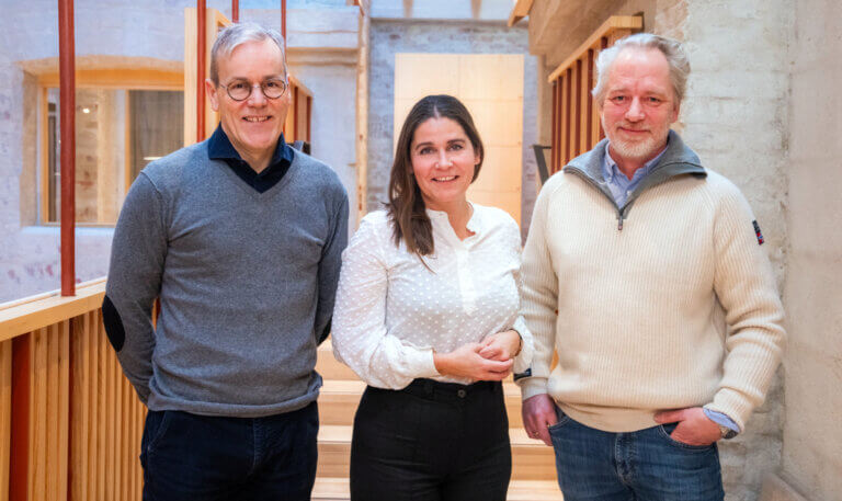 Fra venstre Thor Jørgen Kristiansen (adm. dir. i KF), Karolina Netland (leder i NTB Arkitekst) og Yngvar Nordberg (daglig leder i TV 2 Skole). Foto: Thomas Brun / NTB Kommunikasjon