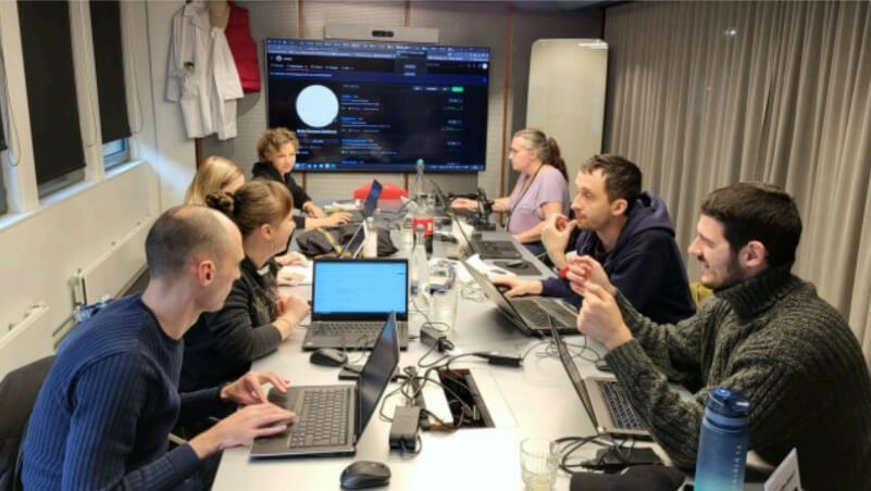 Full aktivitet i dugnaden hos PC-hjelpen. Foto: PC-hjelpen.