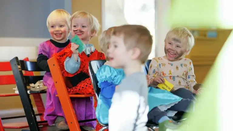 barn i barnehage morsom aktivitet