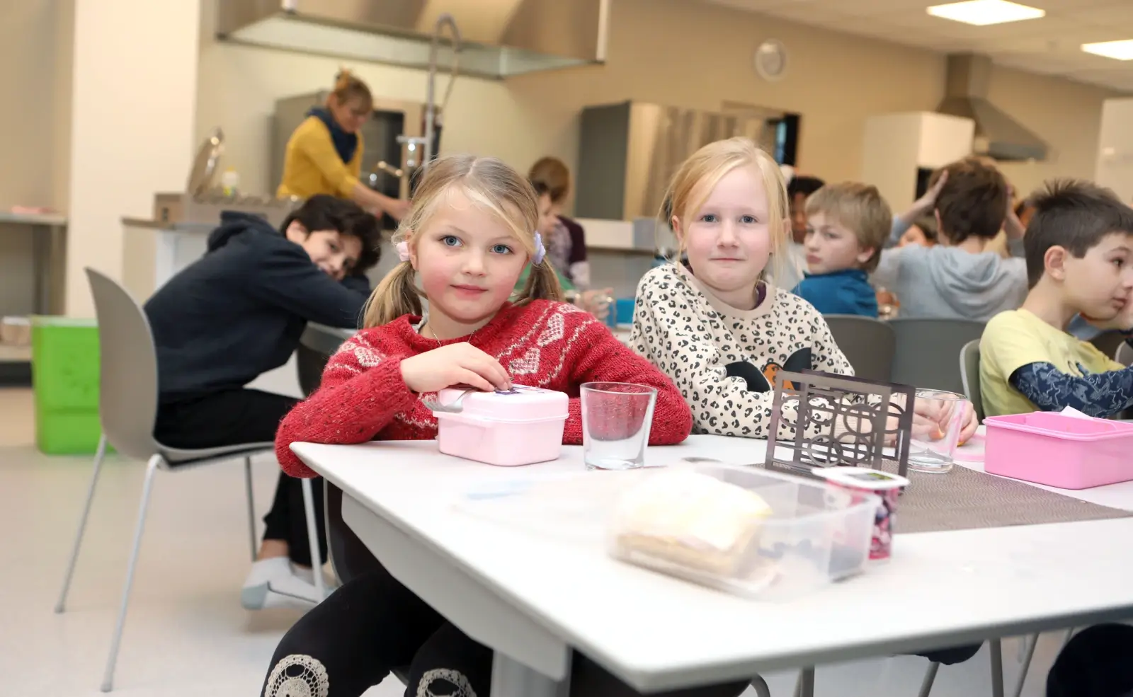 barn i barneskolealder spiser lunch pa skolen