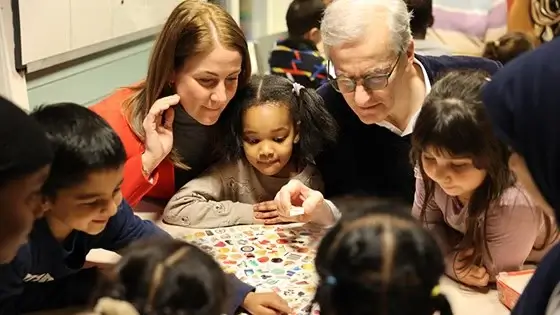 Kunnskapsminister Tonje Brenna og statsminister Jonas Gahr Støre fikk spille spill sammen med barna i Fjeldlund barnehage