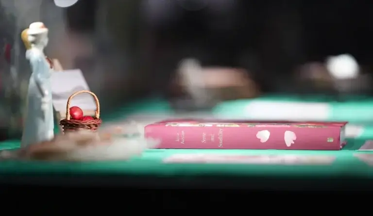 LES LENGRE TEKSTAR: Både i engelsk- og norskfaget les elevar romanar framfor eit mangfald av tekstutdrag som var vanlegare for ti år sidan. Trenden skaut fart rundt 2020. Foto: Shane Colvin/UiO