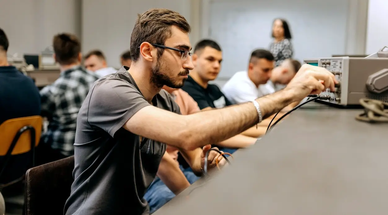 Kjønnsbalansen i fagene matematikk, IKT og teknologi er så dårlig at den blir kalt både en svakhet og en trussel i en evaluering. (Illustrasjonsfoto: iStockphoto. Bildet kan ikke benyttes uten tillatelse.)