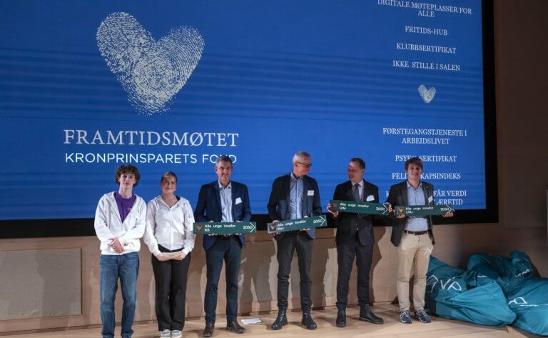 Odd Stangeland i KS, Hans Christian Holte i Nav, Morten Rosenkvist i Udir, og Jakob Øvensen Aanderaa i LNU fikk overrakt budskap og turskilt for å minne om hva som er viktig på veien mot 2050. Konferansierer var Eline Møklegård Halvorsen og Jaran Nord Ringheim. Foto: Katrine Lunke / Apeland