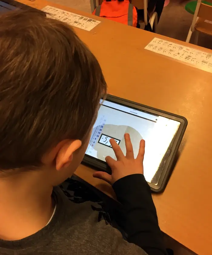 Skolemagasinet Gutt Bruker Ipad I Skole