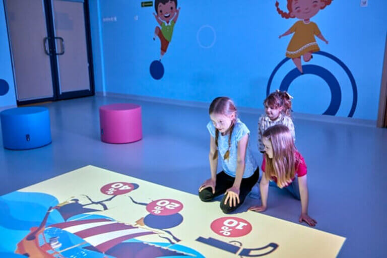 interaktiv undervisning-barn sitter på gulvet