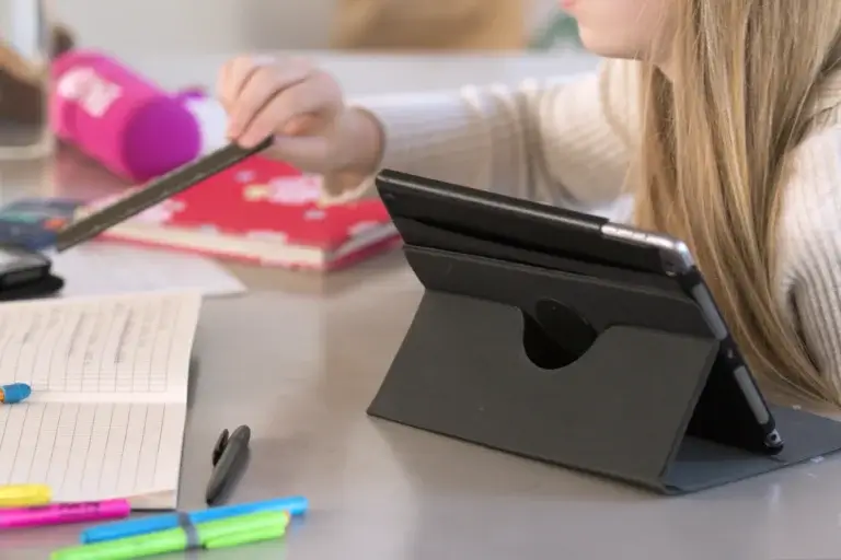 jemte sitter i klasserom med ipad foran seg