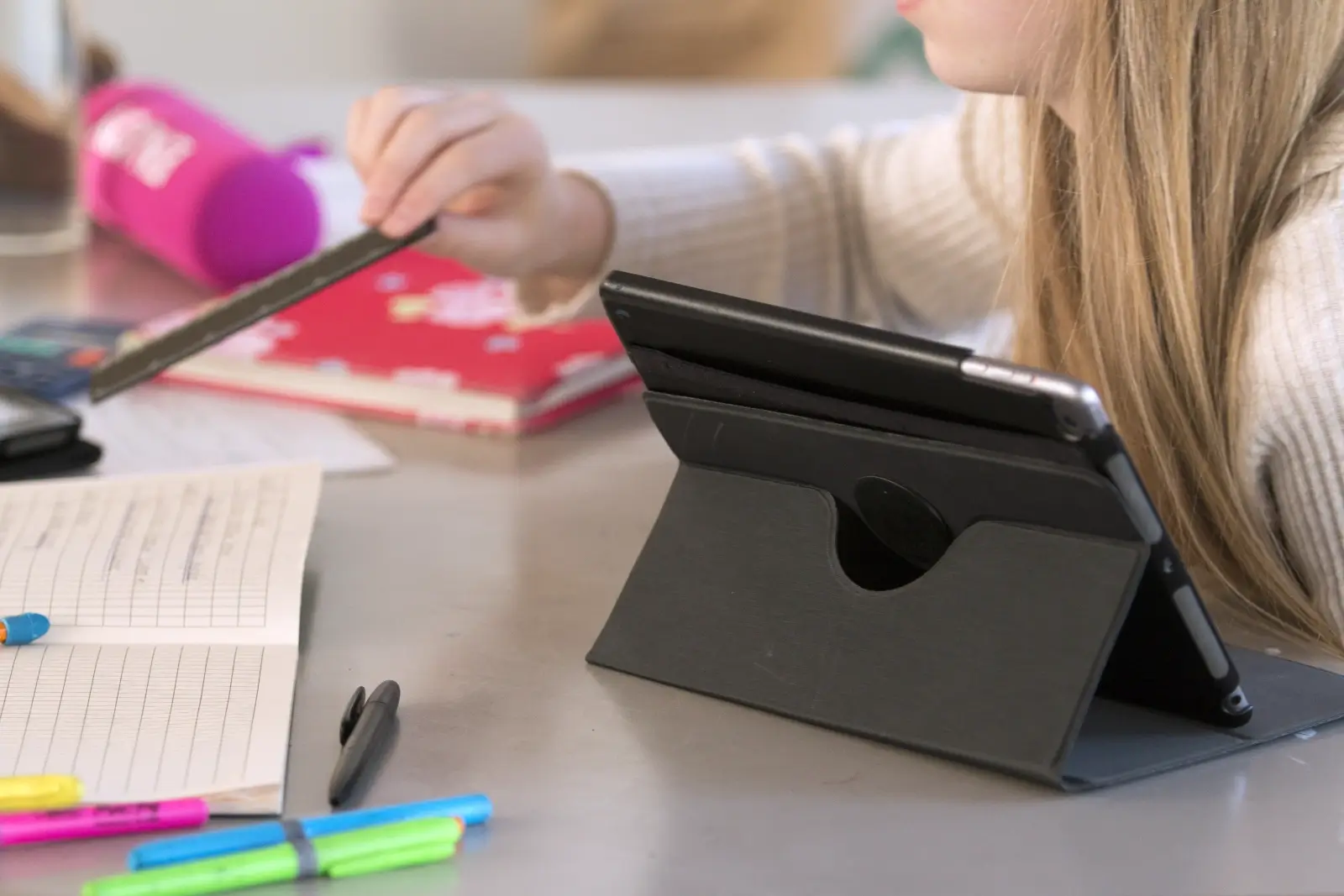 jemte sitter i klasserom med ipad foran seg