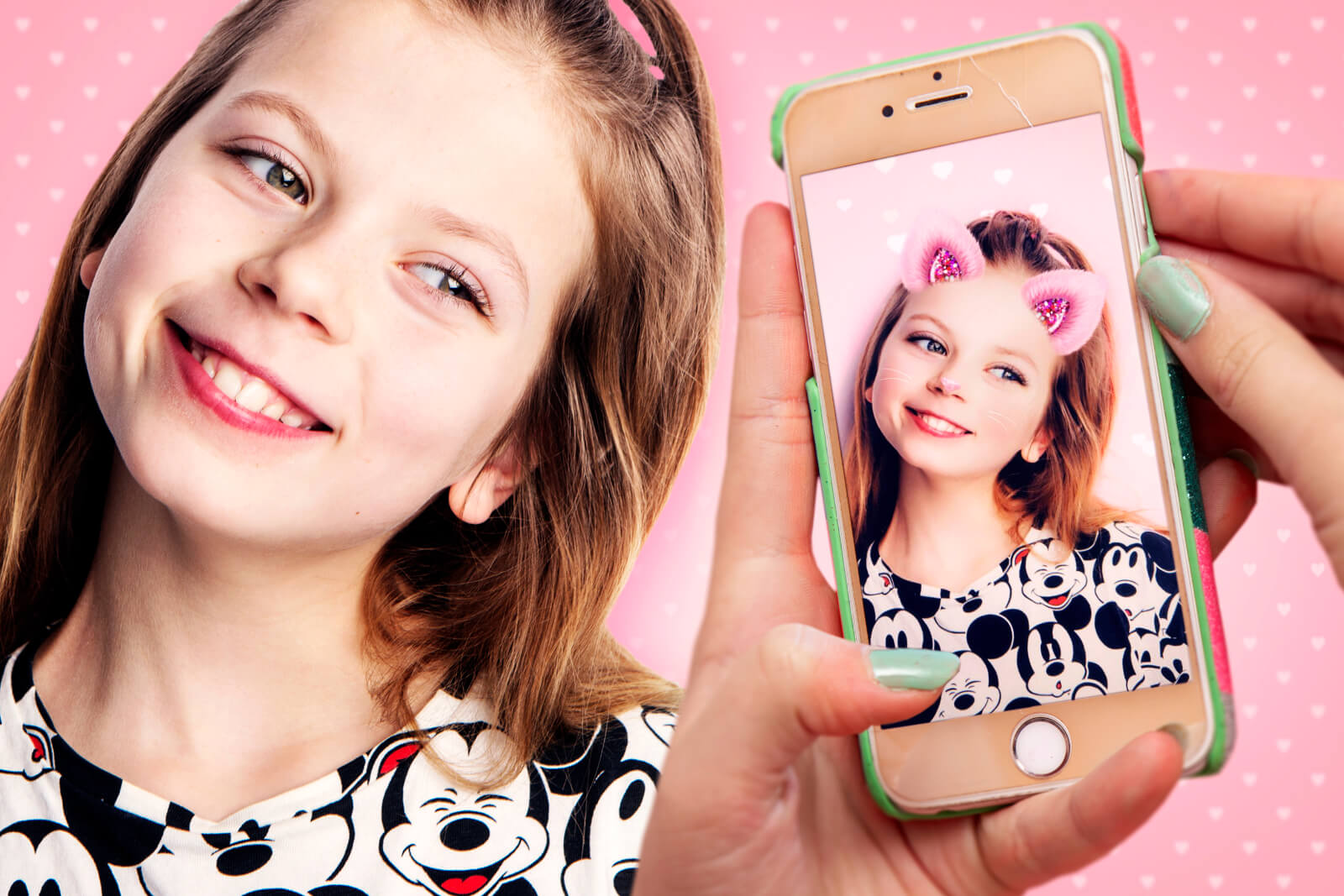Jente som viser fram en selfie på mobil hvor hun har rosa ører