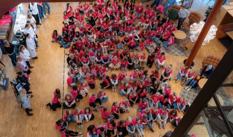 Jentene på Girl Tech Fest får utdelt rosa t-skjorter for anledningen. Ina Andresen Justervesenet