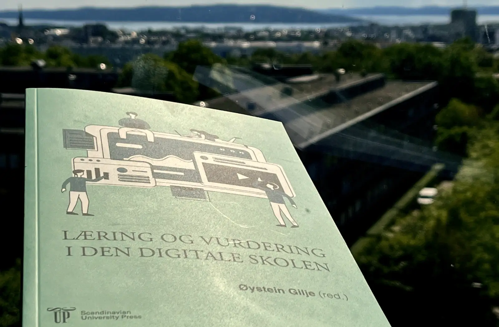 Øystein Gilje har vært redaktør for boken «Læring og vurdering» i den lokale skolen. Foto: Øystein Gilje.