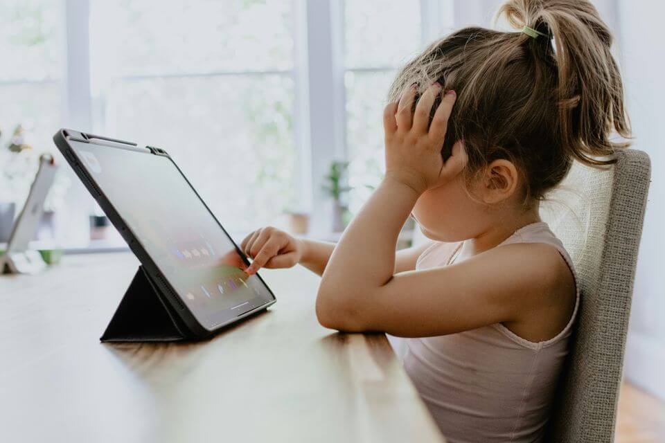 Ny studie: Foreldres skjermbruk er relatert til barns språkutvikling Forskerne fant ingen tydelig sammenheng mellom barnas egen skjermtid og utviklingen av språkferdighetene over tid. Foto: Unsplash