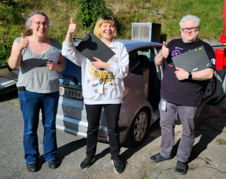 TOMLER OPP 200: Malin Bruland i PC-Aid-prosjektet var glad for å kunne ta imot 200 PCer fra kommunen, overrakt av konsulent Ane Folden Løvlihagen og spesialkonsulent Eirik Strand.