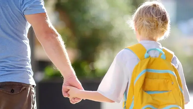 pappa folger sonnen sin til skolen