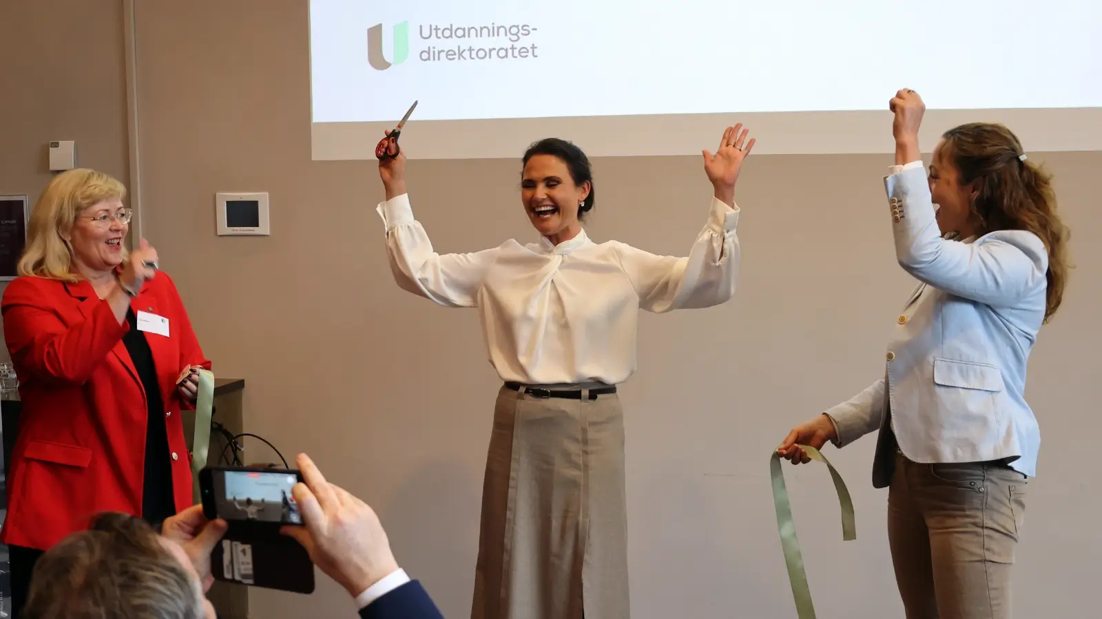 LO-sekretær Trude Tinnlund, kunnskapsminister Kari Nessa Nordtun og Rebekka Borsch, avdelingsleiar for kompetanse og innovasjon i NHO. Foto: Utdanningsdirektoratet