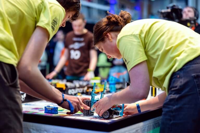 Studenter bygger de beste LEGO-robotene FIRST LEGO Scandinavia