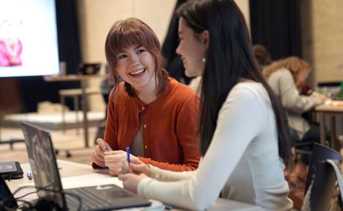 hartvig nissen vgs - to jenter som prater sammen i et klasserom