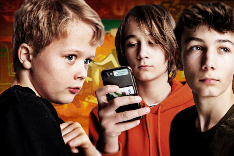 Tre unge gutter, en av de med mobil