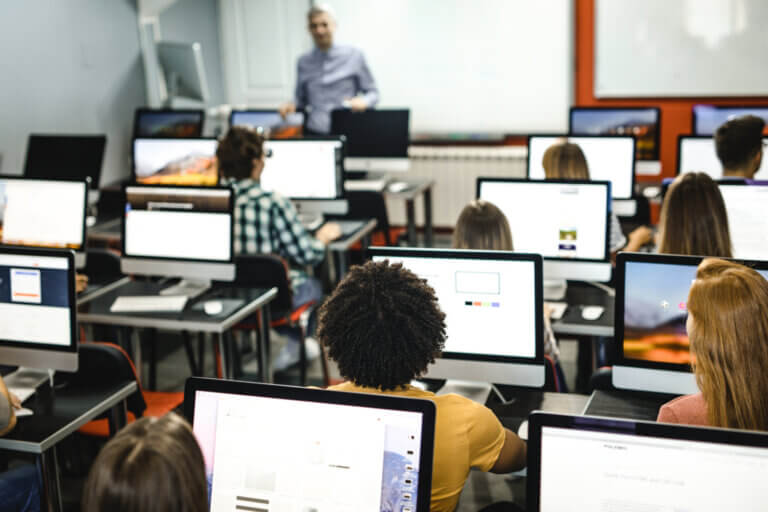 Elever i klasserom som jobber på iMacs