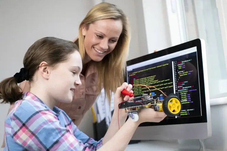 – Myndighetene bør gi alle matematikklærere mulighet til å lære seg programmering. Lærerne forteller om enkelte ettermiddagskurs og lignende, men det er for lite for sent, sier forskerne bak siste EDUCATE-rapport. Colourbox